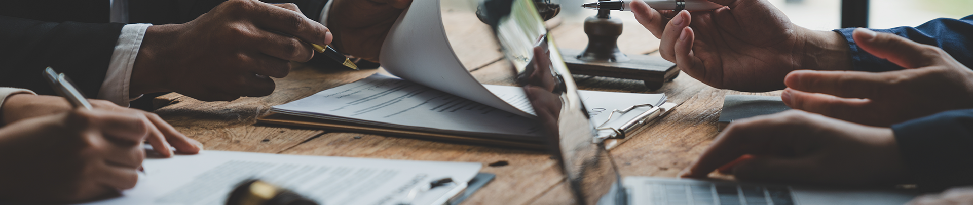 Bespreking nieuwe wet vier personen met een document pen, laptop op een kantoor